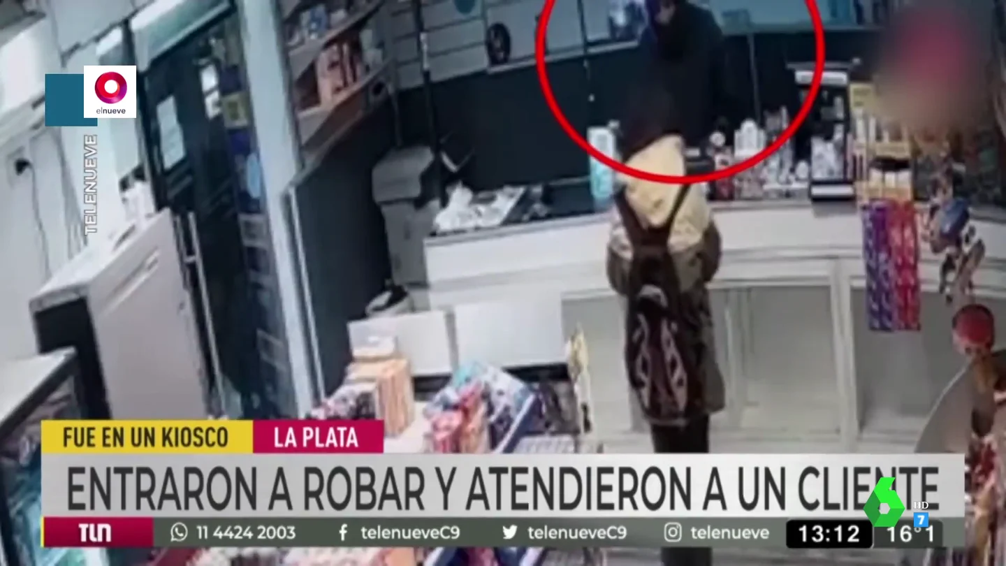 El surrealista robo en el que el ladrón termina atendiendo a una clienta sin quitarse el pasamontañas El surrealista robo en el que el ladrón termina atendiendo a una clienta sin quitarse el pasamontañas