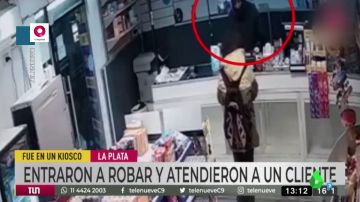 El surrealista robo en el que el ladrón termina atendiendo a una clienta sin quitarse el pasamontañas