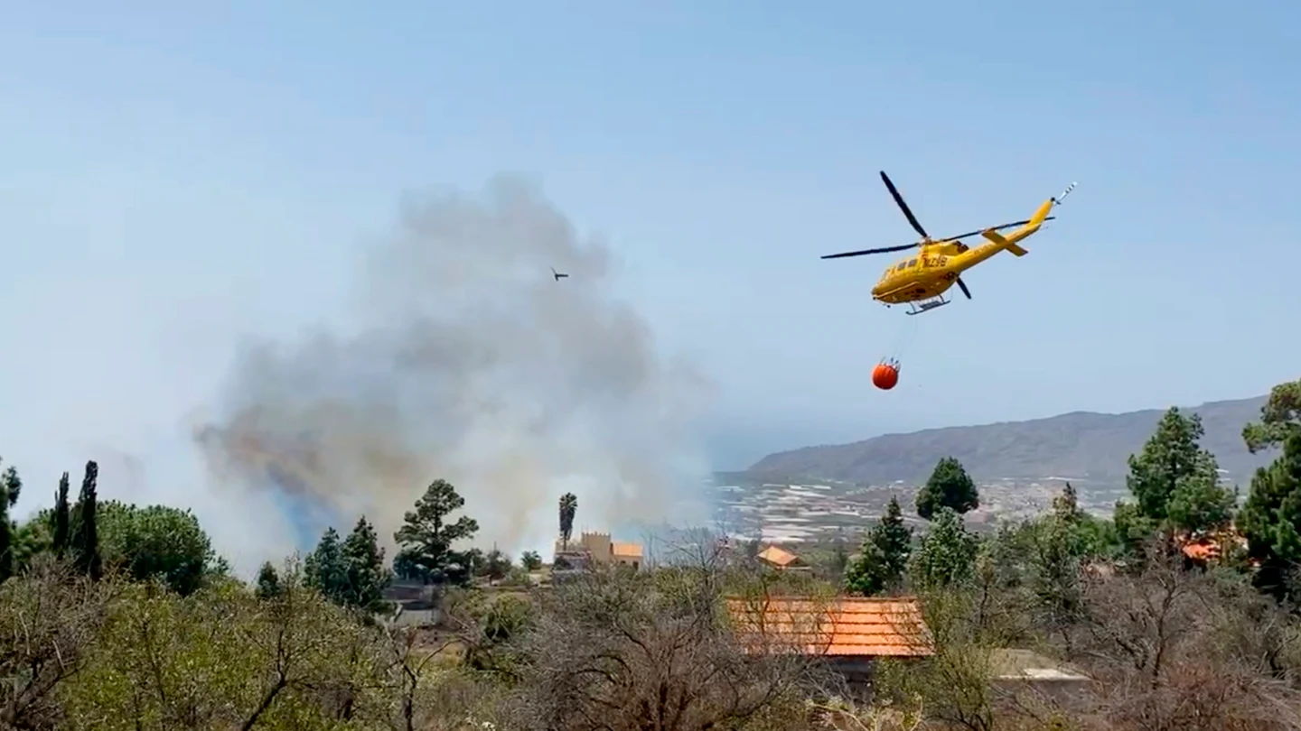 Vista del incendio forestal que se ha declarado este martes en el municipio palmero de El Paso. Vista del incendio forestal que se ha declarado este martes en el municipio palmero de El Paso.