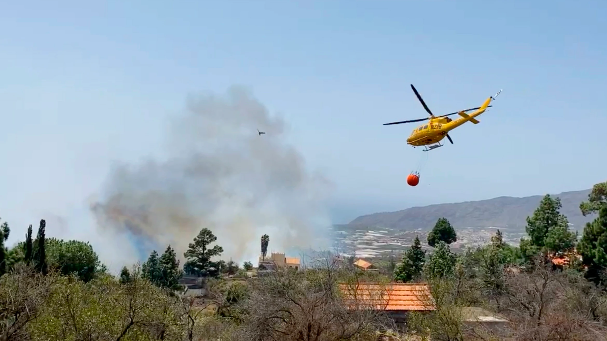 Vista del incendio forestal que se ha declarado este martes en el municipio palmero de El Paso. 