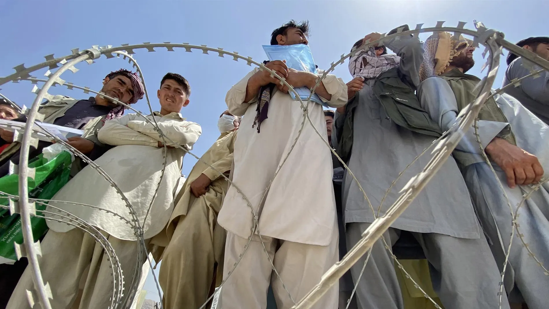 Estados Unidos negocia con los talibanes un corredor al aeropuerto para los civiles que quieran salir de Afganistán