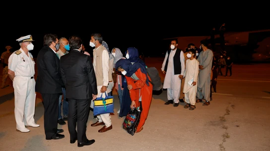 Los ministros y personal de las Fuerzas Armadas reciben a las primeras personas evacuadas Los ministros y personal de las Fuerzas Armadas reciben a las primeras personas evacuadas