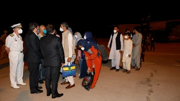 Los ministros y personal de las Fuerzas Armadas reciben a las primeras personas evacuadas