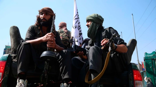 Los combatientes talibanes patrullan en Jalalabad, Afganistán, este martes 17 de agosto de 2021. Los combatientes talibanes patrullan en Jalalabad, Afganistán, este martes 17 de agosto de 2021.