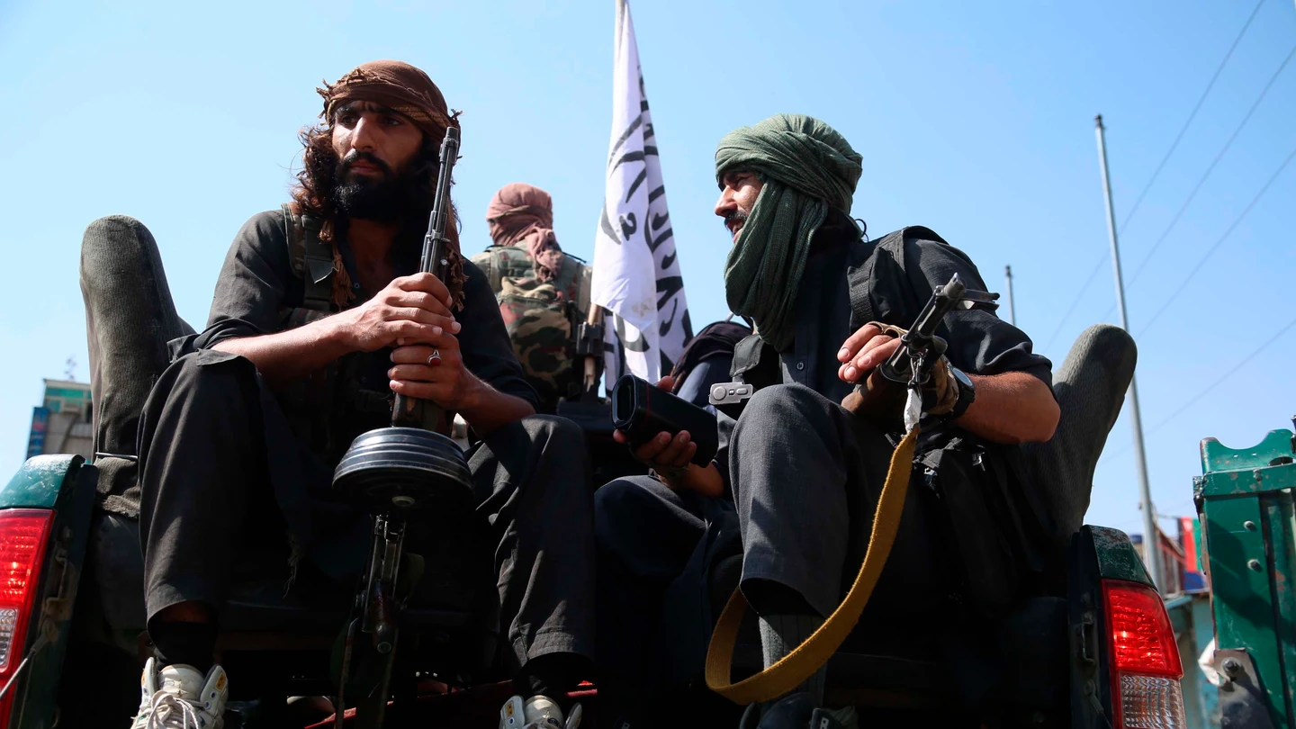 Los combatientes talibanes patrullan en Jalalabad, Afganistán, este martes 17 de agosto de 2021. Los combatientes talibanes patrullan en Jalalabad, Afganistán, este martes 17 de agosto de 2021.