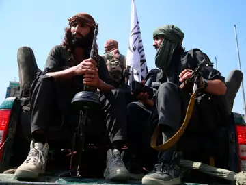 Los combatientes talibanes patrullan en Jalalabad, Afganistán, este martes 17 de agosto de 2021.