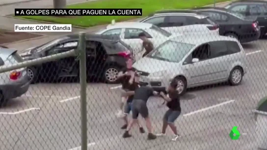 Brutal pelea en Gandía entre el dueño de un bar y cuatro jóvenes que se habrían marchado sin pagar Brutal pelea en Gandía entre el dueño de un bar y cuatro jóvenes que se habrían marchado sin pagar