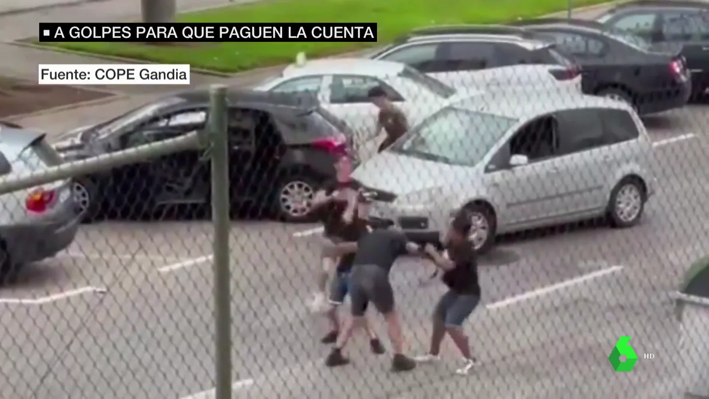 Brutal pelea en Gandía entre el dueño de un bar y cuatro jóvenes que se habrían marchado sin pagar Brutal pelea en Gandía entre el dueño de un bar y cuatro jóvenes que se habrían marchado sin pagar