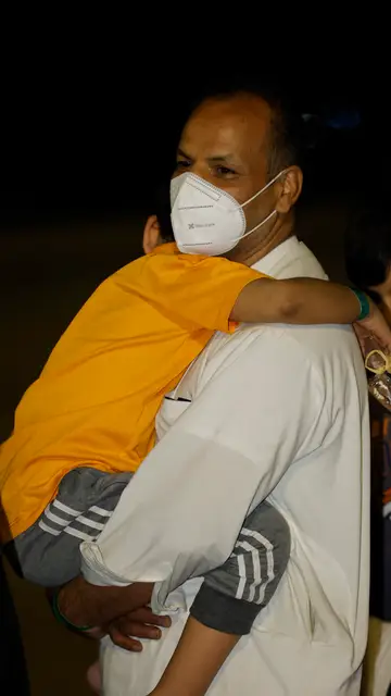 Un hombre aterriza junto a su hijo en la base aérea de Torrejón de Ardoz, en Madrid Un hombre aterriza junto a su hijo en la base aérea de Torrejón de Ardoz, en Madrid