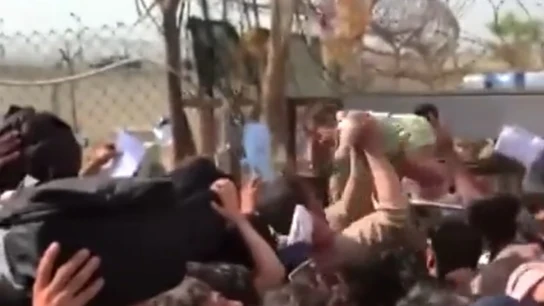 La multitud pasa a un bebé hacia las primeras filas en el aeropuerto de Kabul La multitud pasa a un bebé hacia las primeras filas en el aeropuerto de Kabul