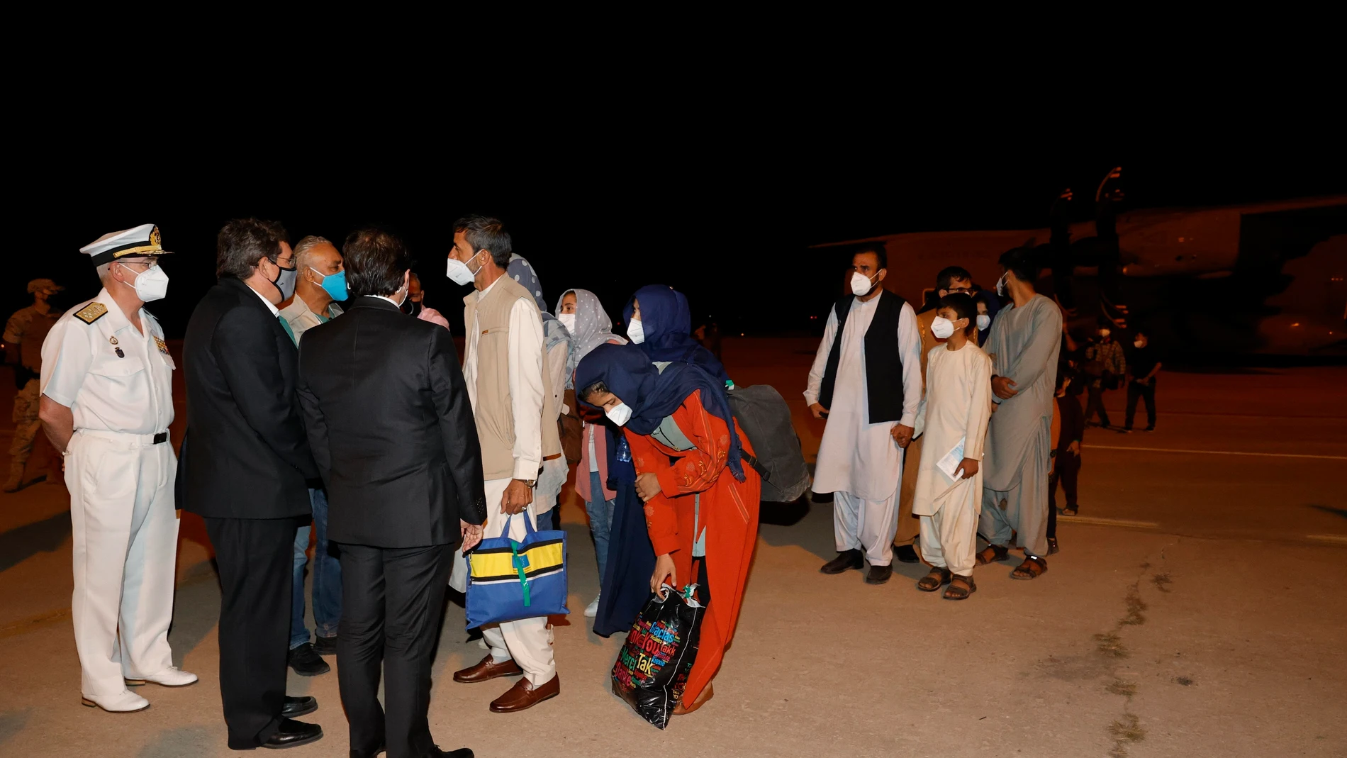 Los ministros de Exteriores y Migraciones reciben a los primeros refugiados afganos.