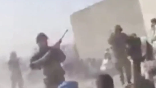 Vídeo: los talibanes disparan contra los afganos que intentan huir por el aeropuerto de Kabul Vídeo: los talibanes disparan contra los afganos que intentan huir por el aeropuerto de Kabul