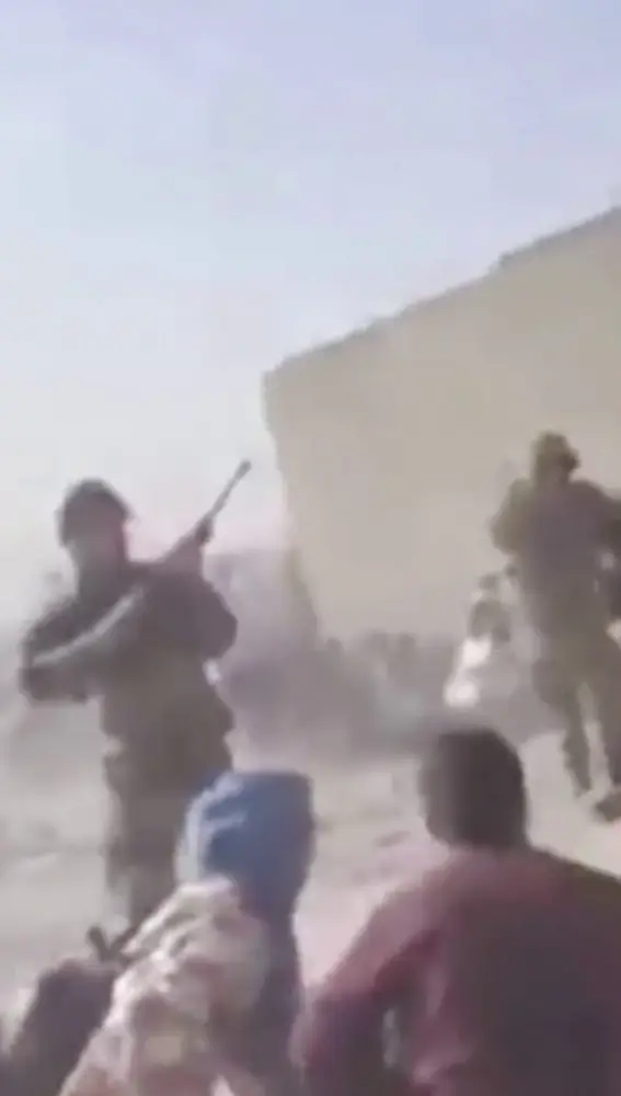 Vídeo: los talibanes disparan contra los afganos que intentan huir por el aeropuerto de Kabul Vídeo: los talibanes disparan contra los afganos que intentan huir por el aeropuerto de Kabul