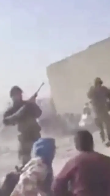 Vídeo: los talibanes disparan contra los afganos que intentan huir por el aeropuerto de Kabul Vídeo: los talibanes disparan contra los afganos que intentan huir por el aeropuerto de Kabul