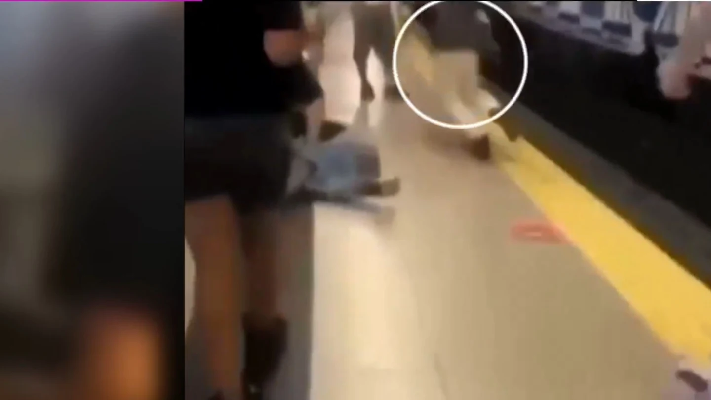 Salvaje agresión de 15 personas con armas blancas a un joven en el Metro de Madrid Salvaje agresión de 15 personas con armas blancas a un joven en el Metro de Madrid