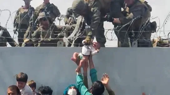 Bebé entregado a los militares en el aeropuerto de Kabul Bebé entregado a los militares en el aeropuerto de Kabul