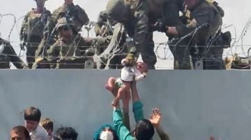 Bebé entregado a los militares en el aeropuerto de Kabul