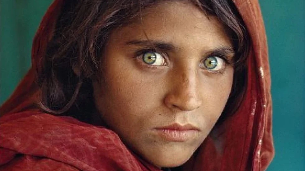 Sharbat Gula, la mujer afgana que protagonizó de niña la icónica portada de National Geographic