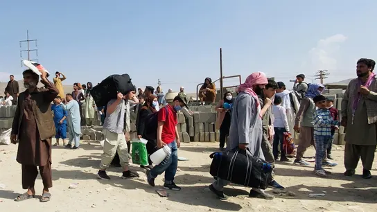 El caos sigue rodeando el aeropuerto de Kabul, escenario de desesperación y violencia El caos sigue rodeando el aeropuerto de Kabul, escenario de desesperación y violencia