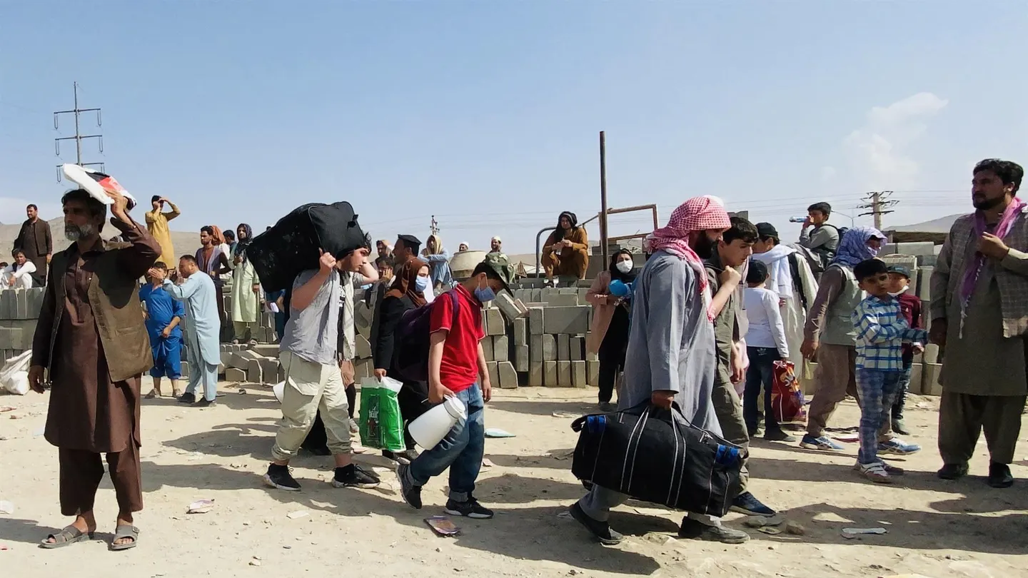 El caos sigue rodeando el aeropuerto de Kabul, escenario de desesperación y violencia El caos sigue rodeando el aeropuerto de Kabul, escenario de desesperación y violencia