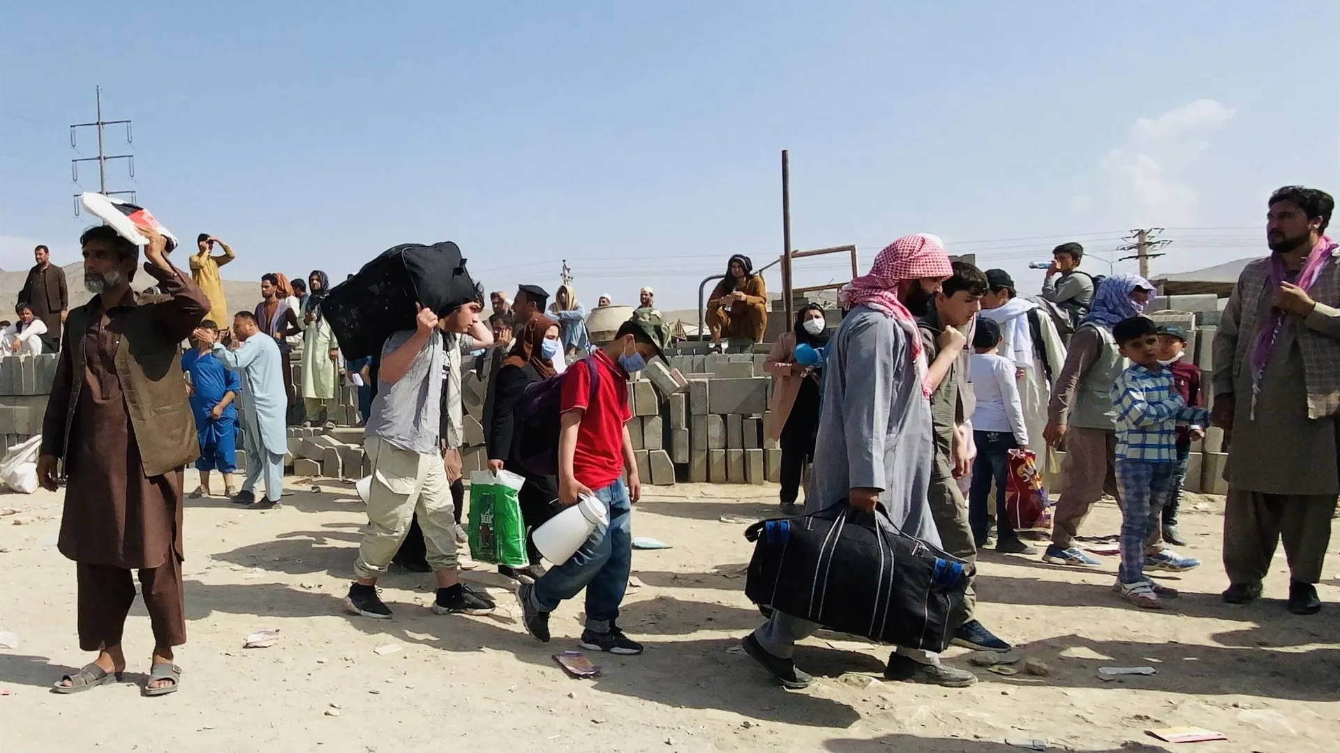  El caos sigue rodeando el aeropuerto de Kabul, escenario de desesperación y violencia