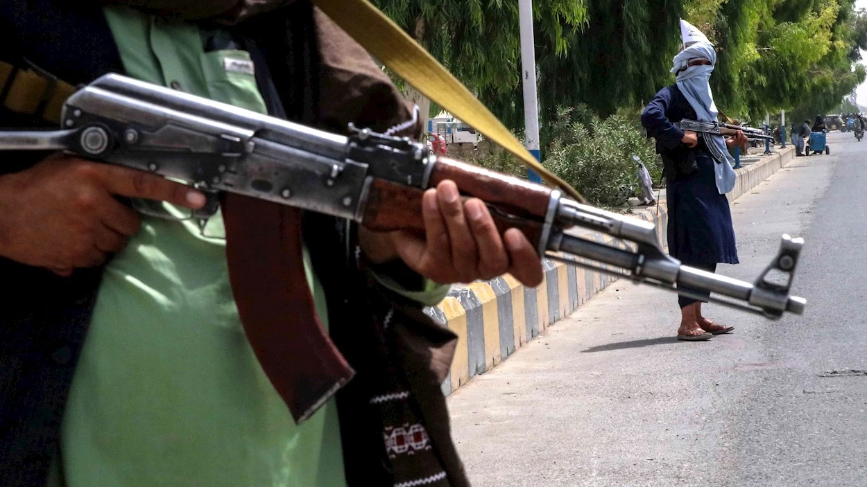 Una patrulla de talibanes en las calles de Afganistán