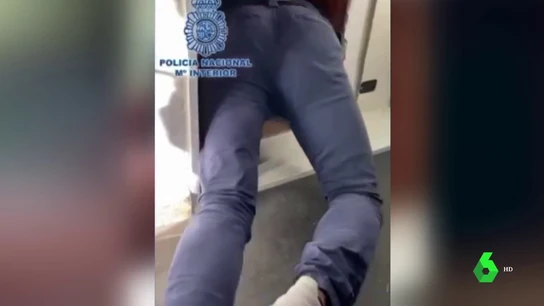 Detienen escondido en un zulo en su propia casa a un hombre que estafó más de 100.000 euros Detienen escondido en un zulo en su propia casa a un hombre que estafó más de 100.000 euros