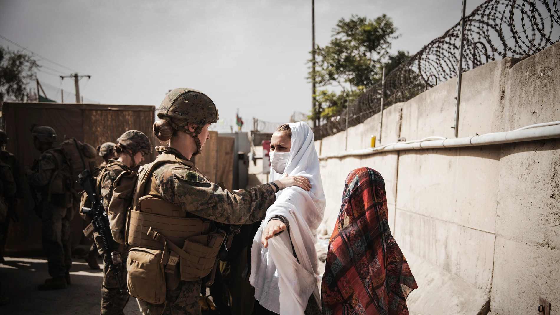 Militares estadounidenses cachean a civiles durante la evacuación de Kabul