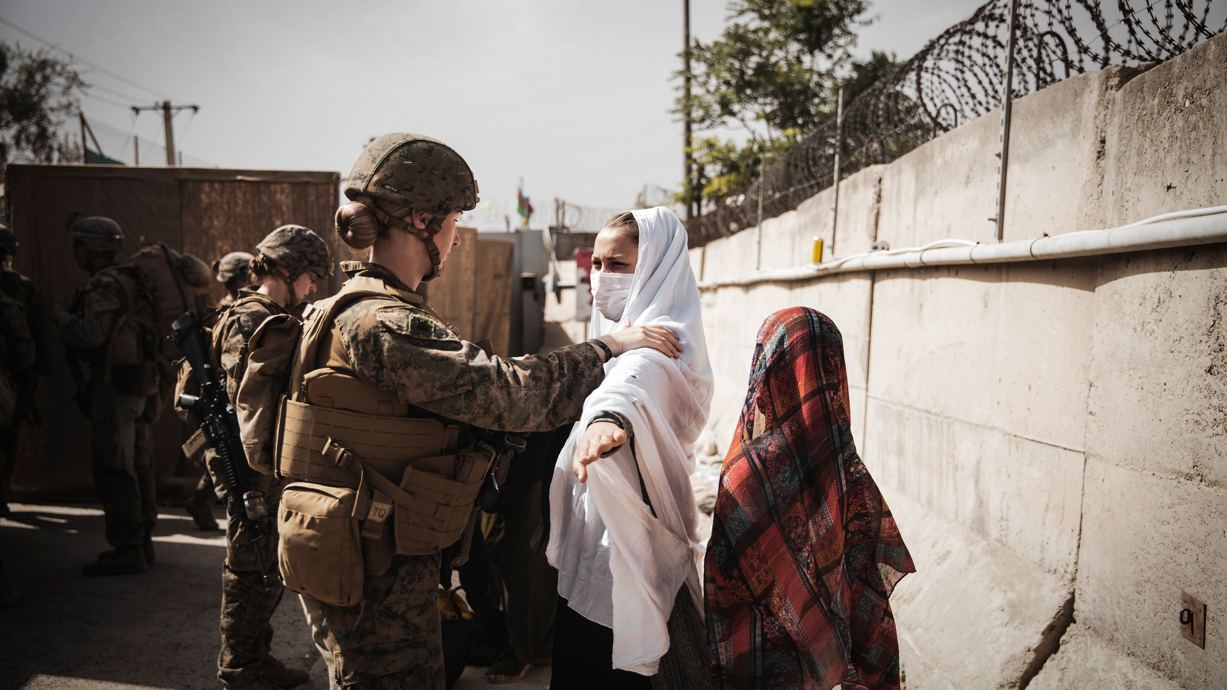 Militares estadounidenses cachean a civiles durante la evacuación de Kabul