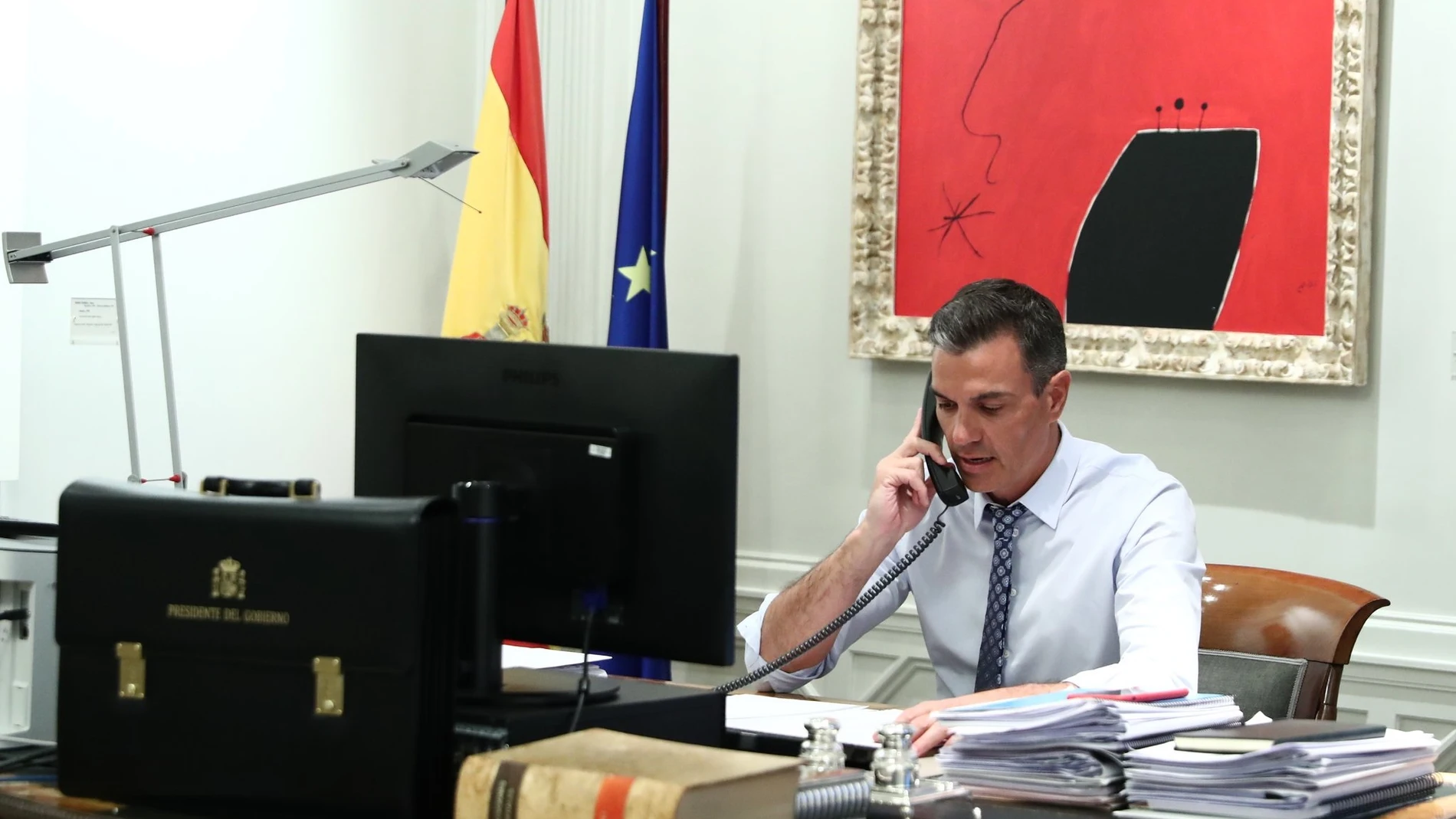Pedro Sánchez en una conversación telefónica con Biden