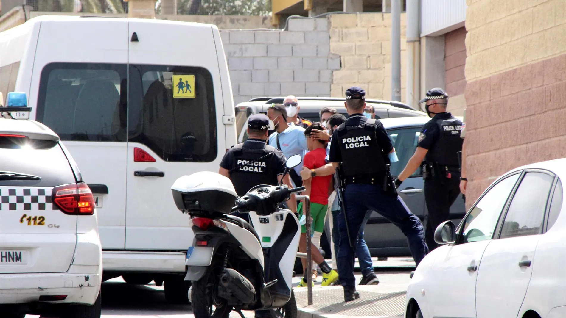 Imagen del momento en el que se produce una repatriación de menores migrantes desde Ceuta a Marruecos.