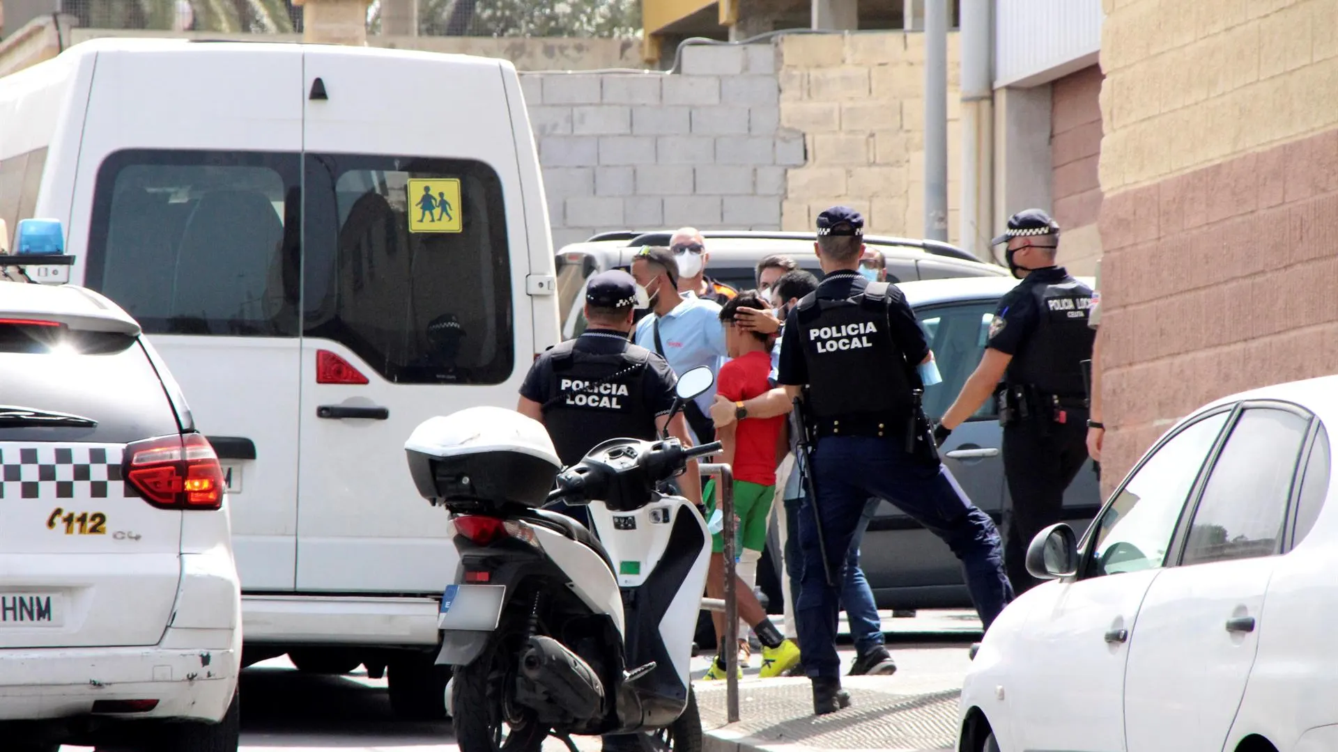 Imagen del momento en el que se produce una repatriación de menores migrantes desde Ceuta a Marruecos.