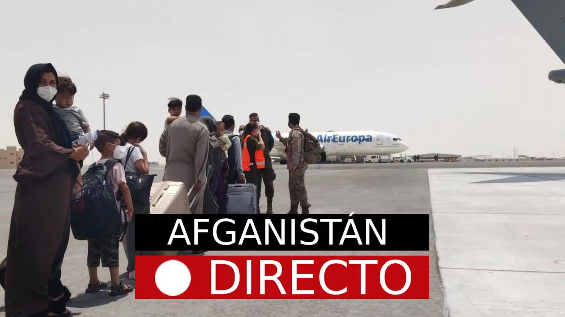 Varias familias de Afganistán abandonan el país tras la toma de los talibanes.