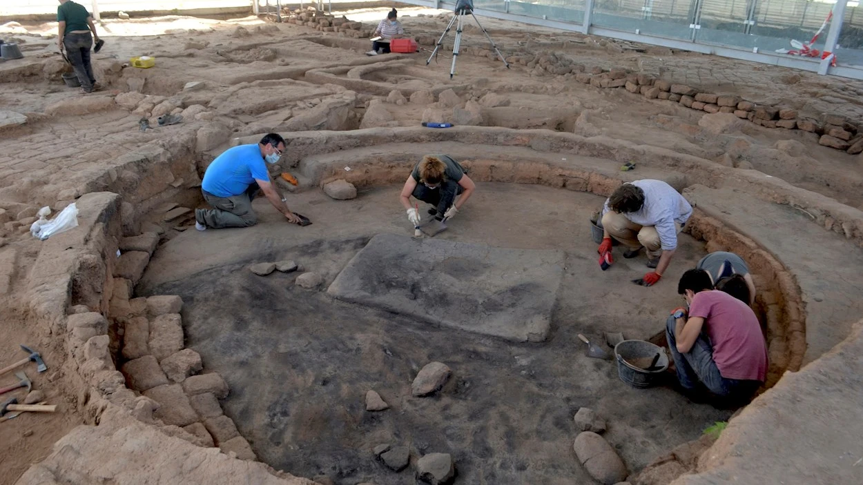 Encuentran en Salamanca amuletos de la diosa egipcia Hathor