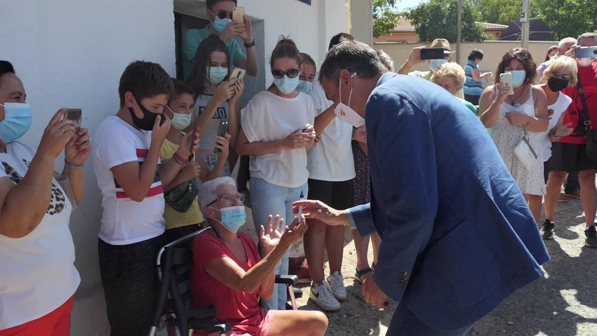 Pedro Sánchez durante su visita a Sotalbo, Ávila
