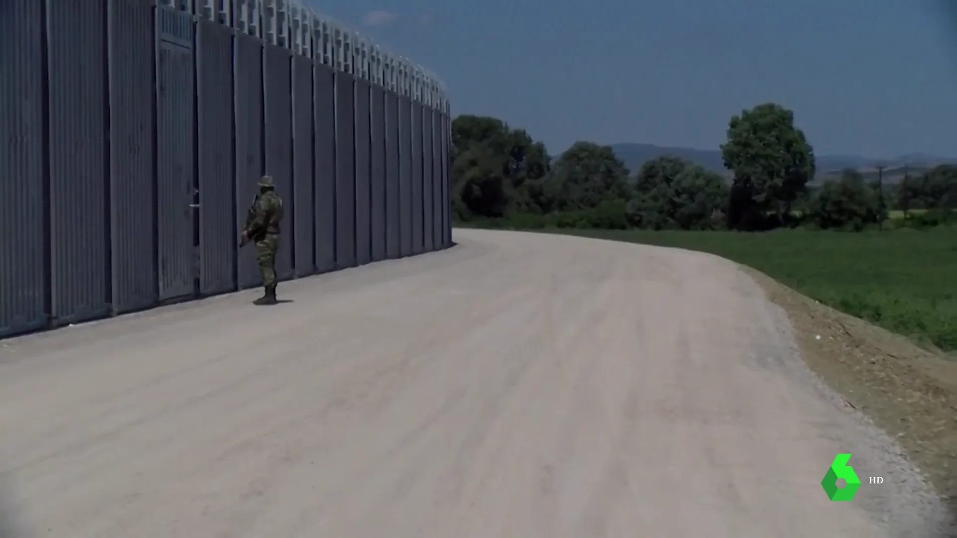 Muros de 5 metros de alto y 40 kilómetros de largo: así se refuerza Grecia para repeler llegadas masivas de refugiados