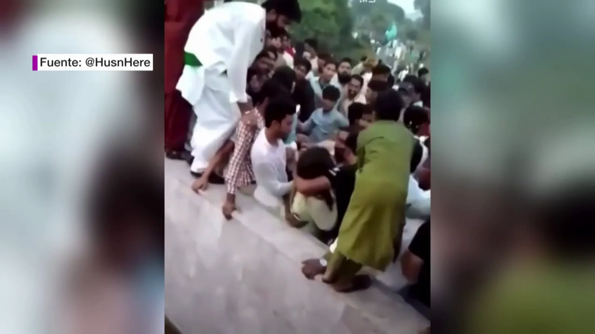 El indignante momento en el que una turba de 400 hombres ataca y desnuda a una joven tiktoker en Pakistán