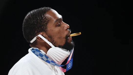 Kevin Durant muerde su medalla de oro en Tokio Kevin Durant muerde su medalla de oro en Tokio
