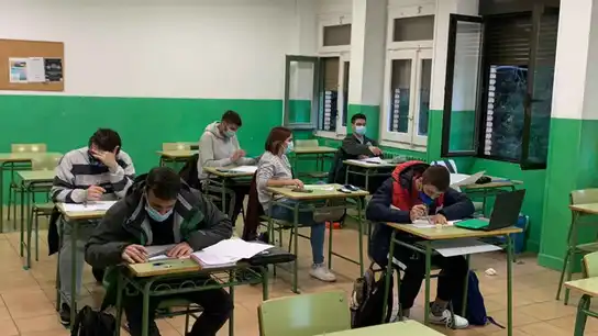 Un aula escolar con varios jóvenes Un aula escolar con varios jóvenes