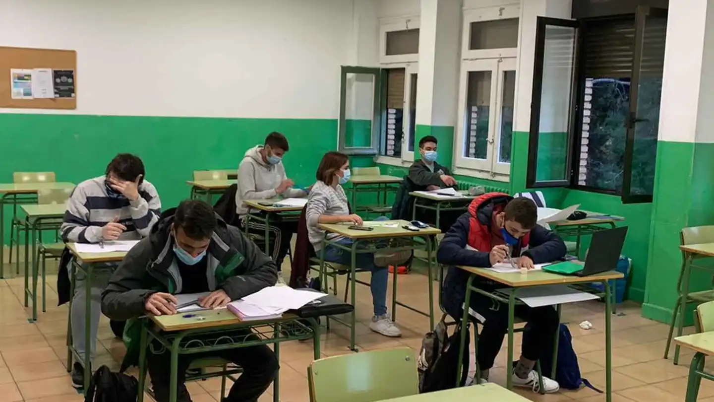 Un aula escolar con varios jóvenes Un aula escolar con varios jóvenes
