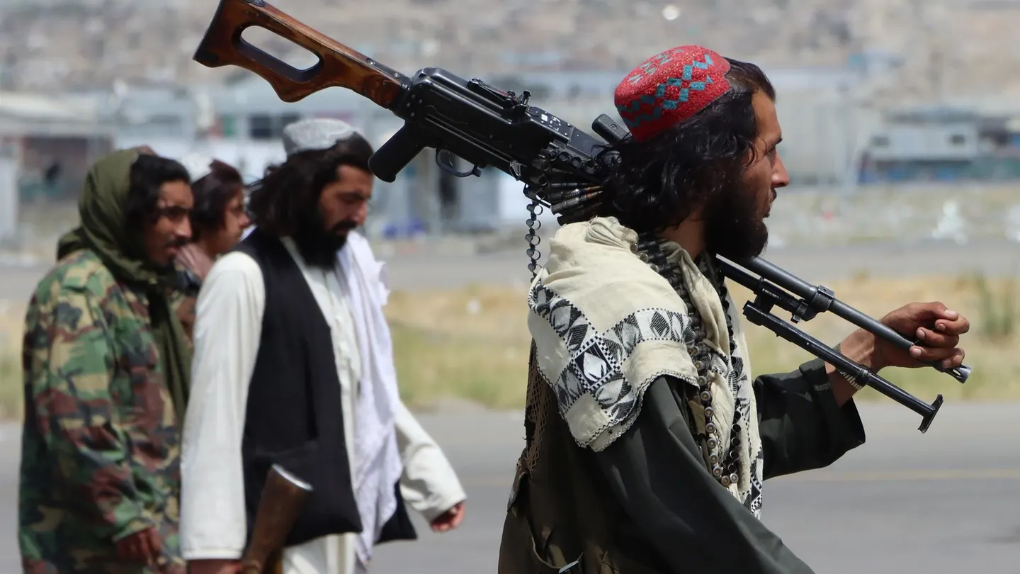 Fuerzas talibanas aseguran el Aeropuerto Internacional Hamid Karzai Fuerzas talibanas aseguran el Aeropuerto Internacional Hamid Karzai