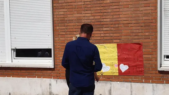 Familiares de Álex frente a un mural en homenaje en el Hospital de Cruces. Familiares de Álex frente a un mural en homenaje en el Hospital de Cruces.