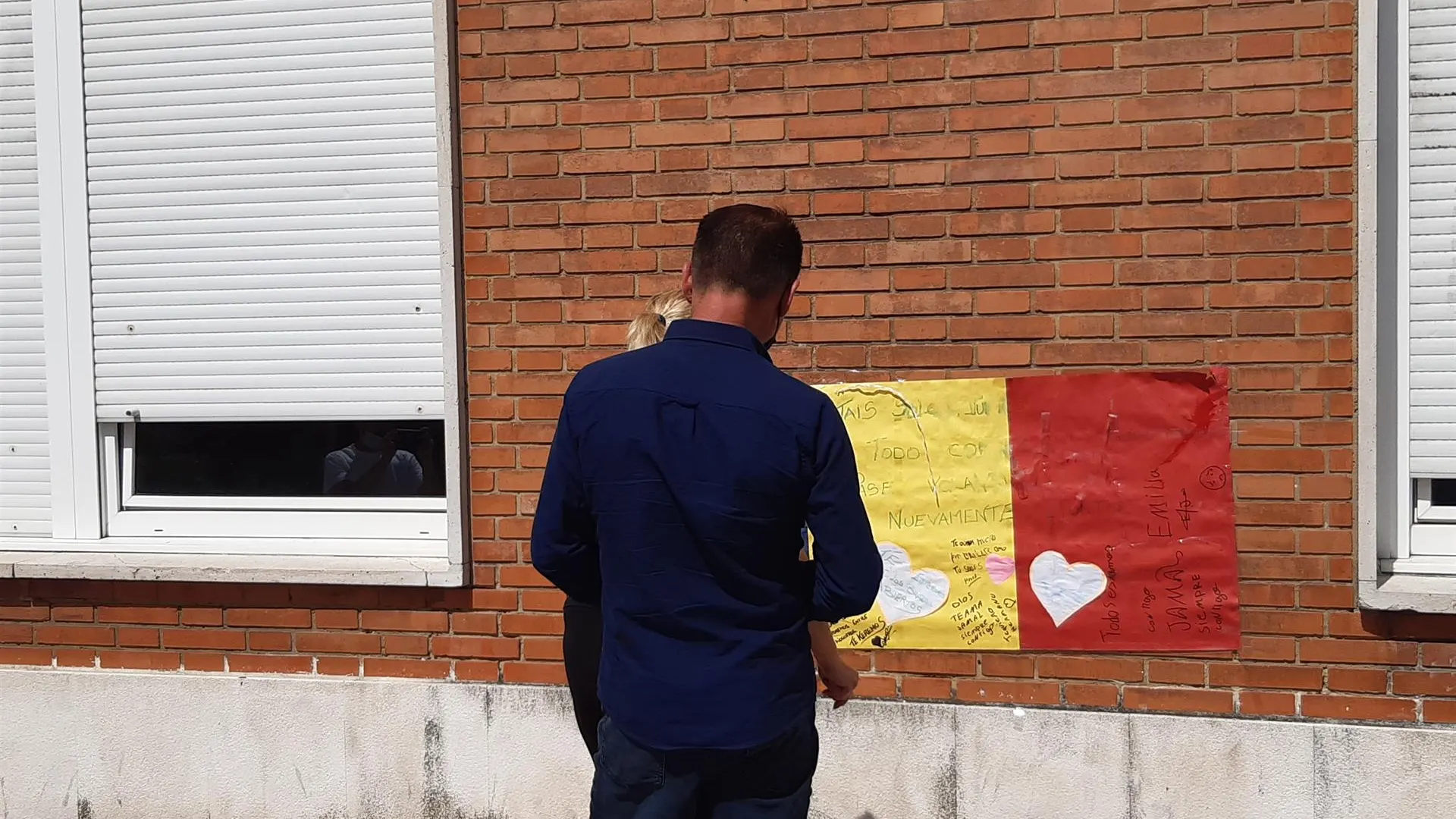 Familiares de Álex frente a un mural en homenaje en el Hospital de Cruces.