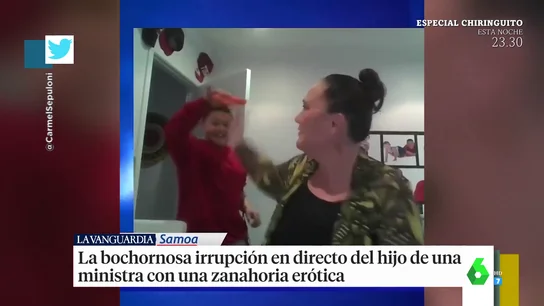 El hijo de una ministra neozelandesa interrumpe su entrevista en directo para mostrar una zanahoria con forma de pene El hijo de una ministra neozelandesa interrumpe su entrevista en directo para mostrar una zanahoria con forma de pene