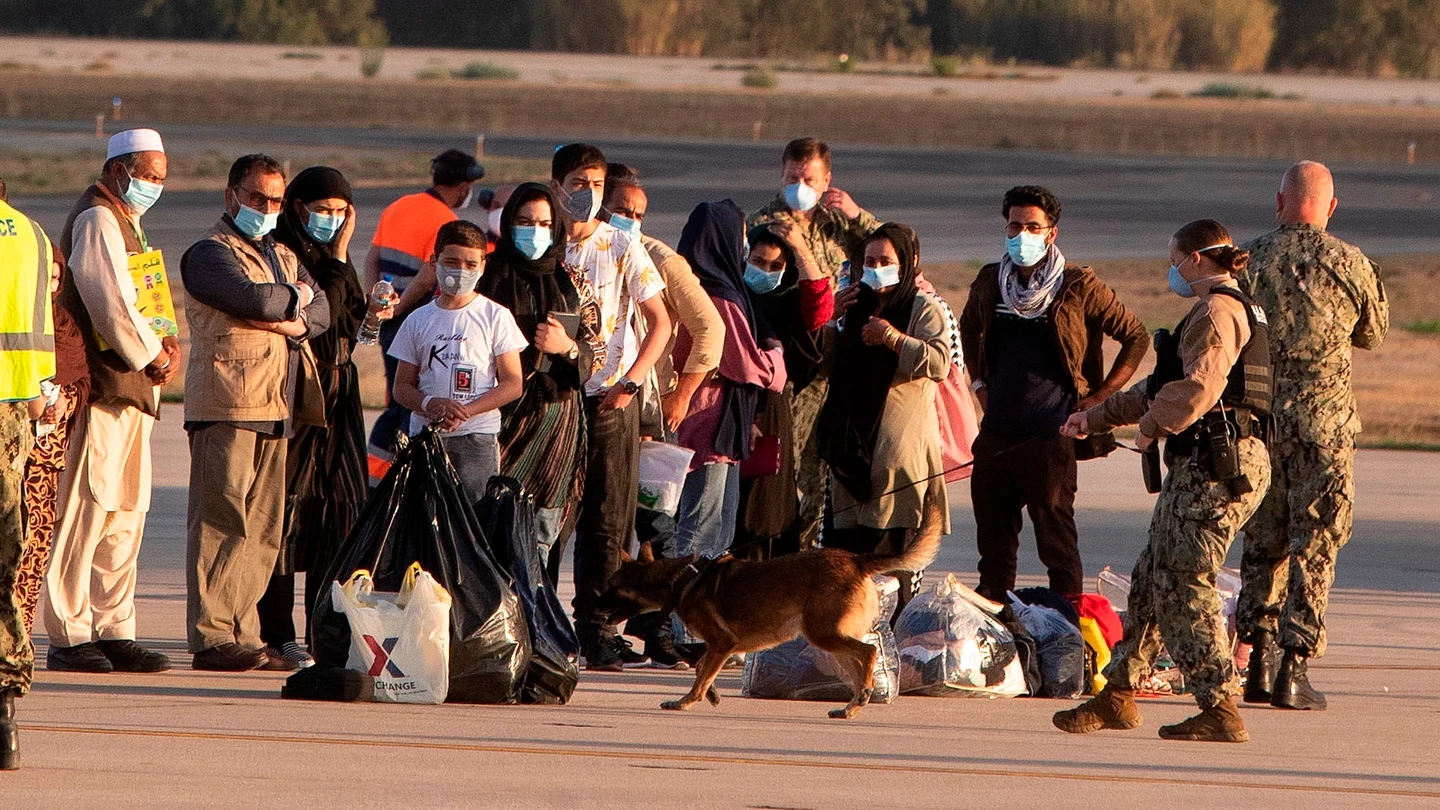 200 evacuados de Afganistán han llegado hoy a la base naval de Rota (Cádiz) en un nuevo vuelo estadounidense que ha tomado tierra a las 8.00 horas. 200 evacuados de Afganistán han llegado hoy a la base naval de Rota (Cádiz) en un nuevo vuelo estadounidense que ha tomado tierra a las 8.00 horas.