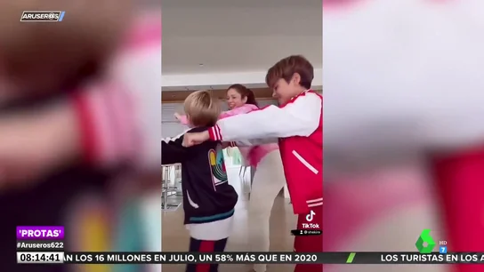 Shakira baila junto a sus dos hijos, Milan y Sasha, y las redes enloquecen Shakira baila junto a sus dos hijos, Milan y Sasha, y las redes enloquecen