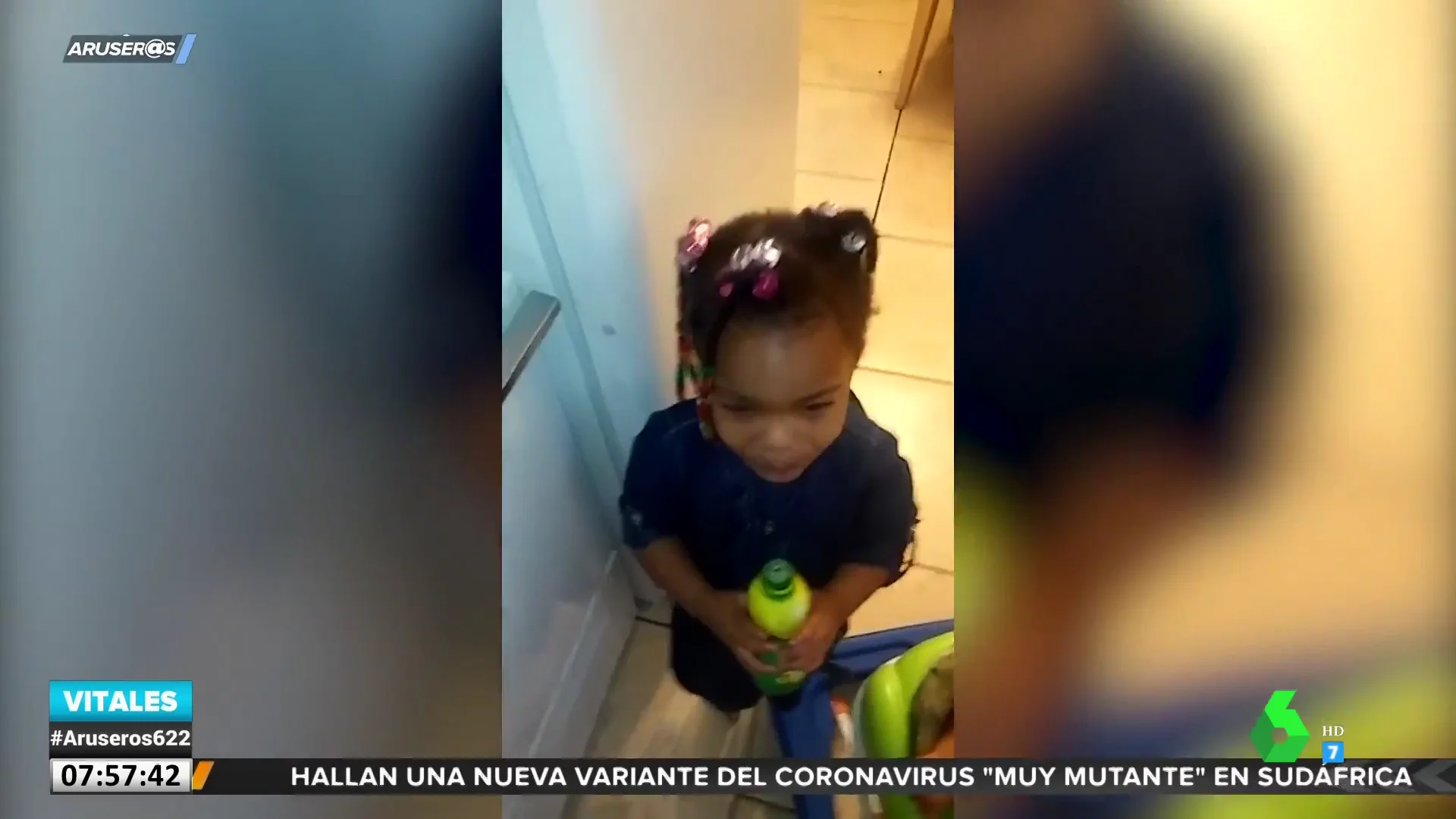 La divertida reacción de una niña pequeña al beber zumo de limón por error