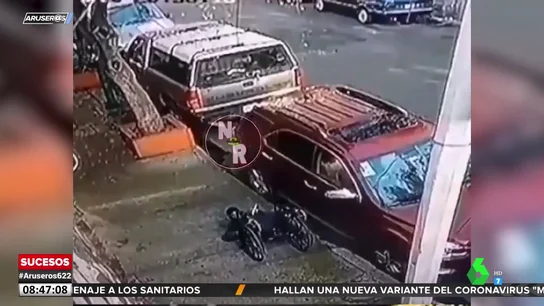 La secuencia de un robo surrealista: roba un retrovisor, se cae de su silla de ruedas y tienen que ayudarle a levantarse La secuencia de un robo surrealista: roba un retrovisor, se cae de su silla de ruedas y tienen que ayudarle a levantarse