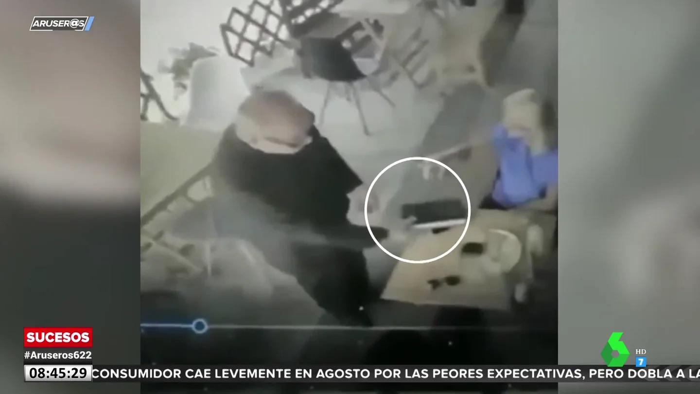 El momento en el que un hombre vestido de cura le roba el móvil a una mujer con una biblia El momento en el que un hombre vestido de cura le roba el móvil a una mujer con una biblia
