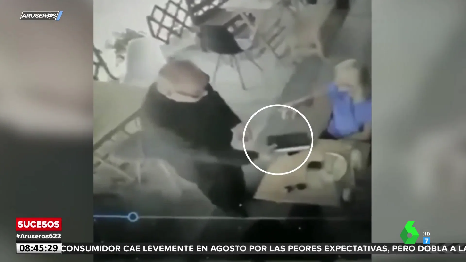 El momento en el que un hombre vestido de cura le roba el móvil a una mujer con una biblia